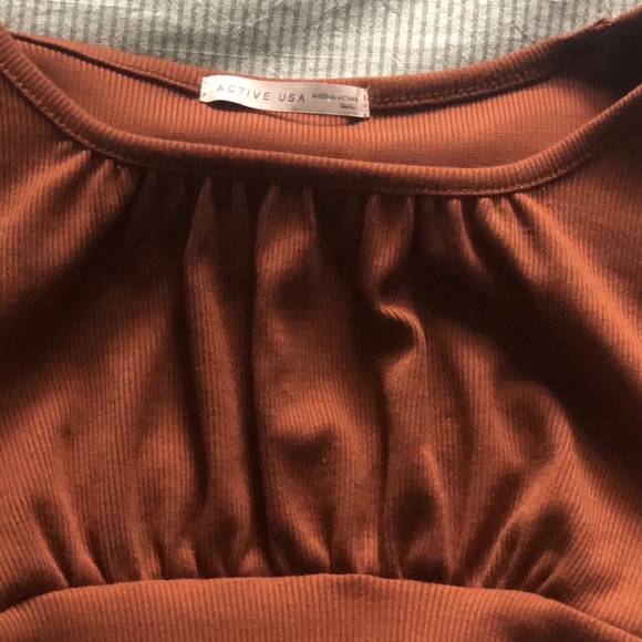 Active USA brown long sleeve, ruched front and cinched sides. - Picture 3 of 3